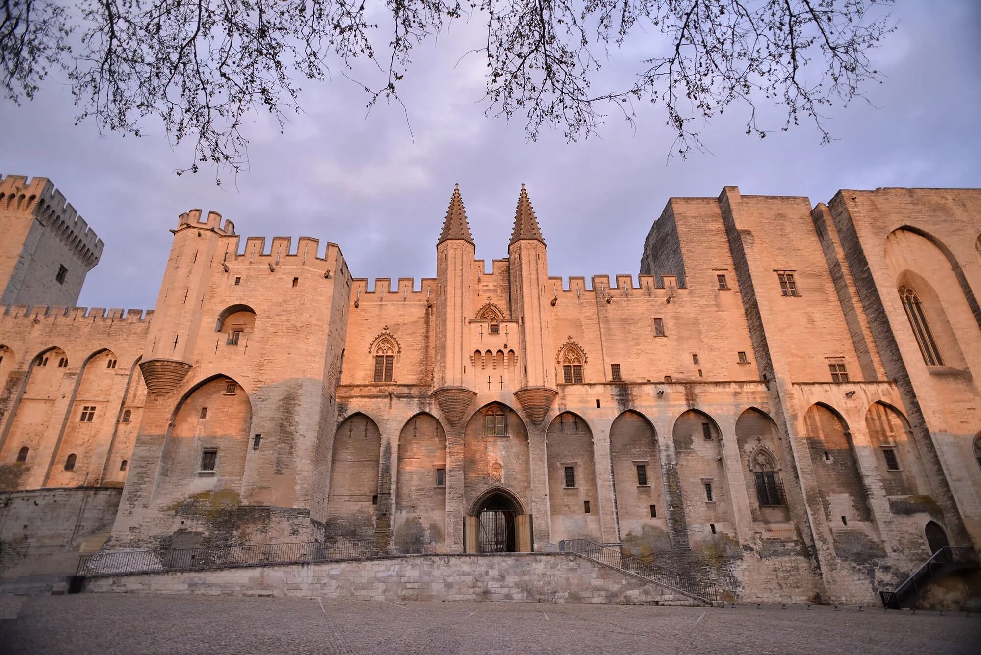 Папский дворец в авиньоне. Папский дворец в авиньоне. Авиньон прованс франция. Дворец пап в авиньоне. Франция город авиньон папский дворец.