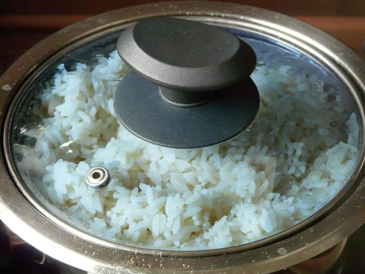 Рис в кастрюле. Приготовление риса. Рассыпчатый рис в кастрюле. Рис отварной в кастрюле.