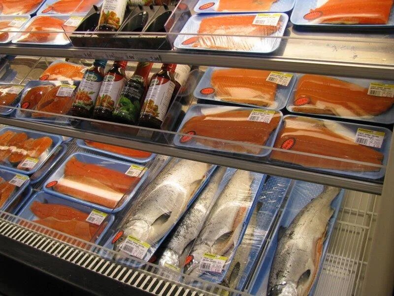 Какую рыбу продавать в магазине. Рыба в магазине. рыбная витрина выкладка. выкладка рыбы в магазинах. выкладка рыбной витрины в магазине.