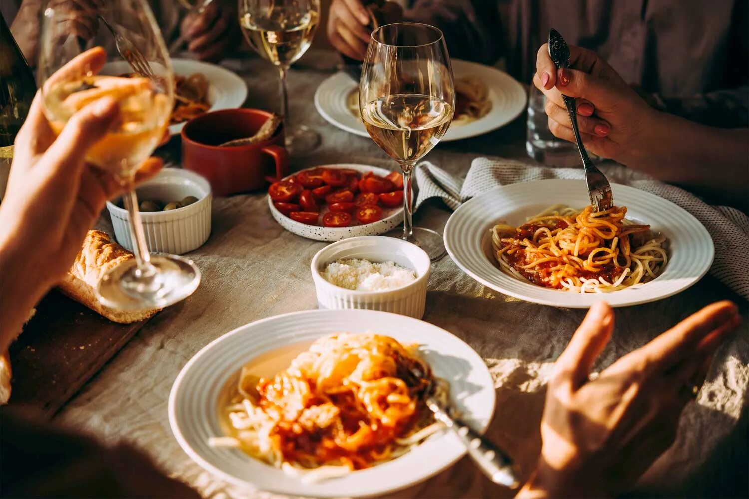 Ужин ужинать ужинает ужинают. Семья за праздничным столом. Семья за столом. Романтический ужин. Воскресный обед в англии.