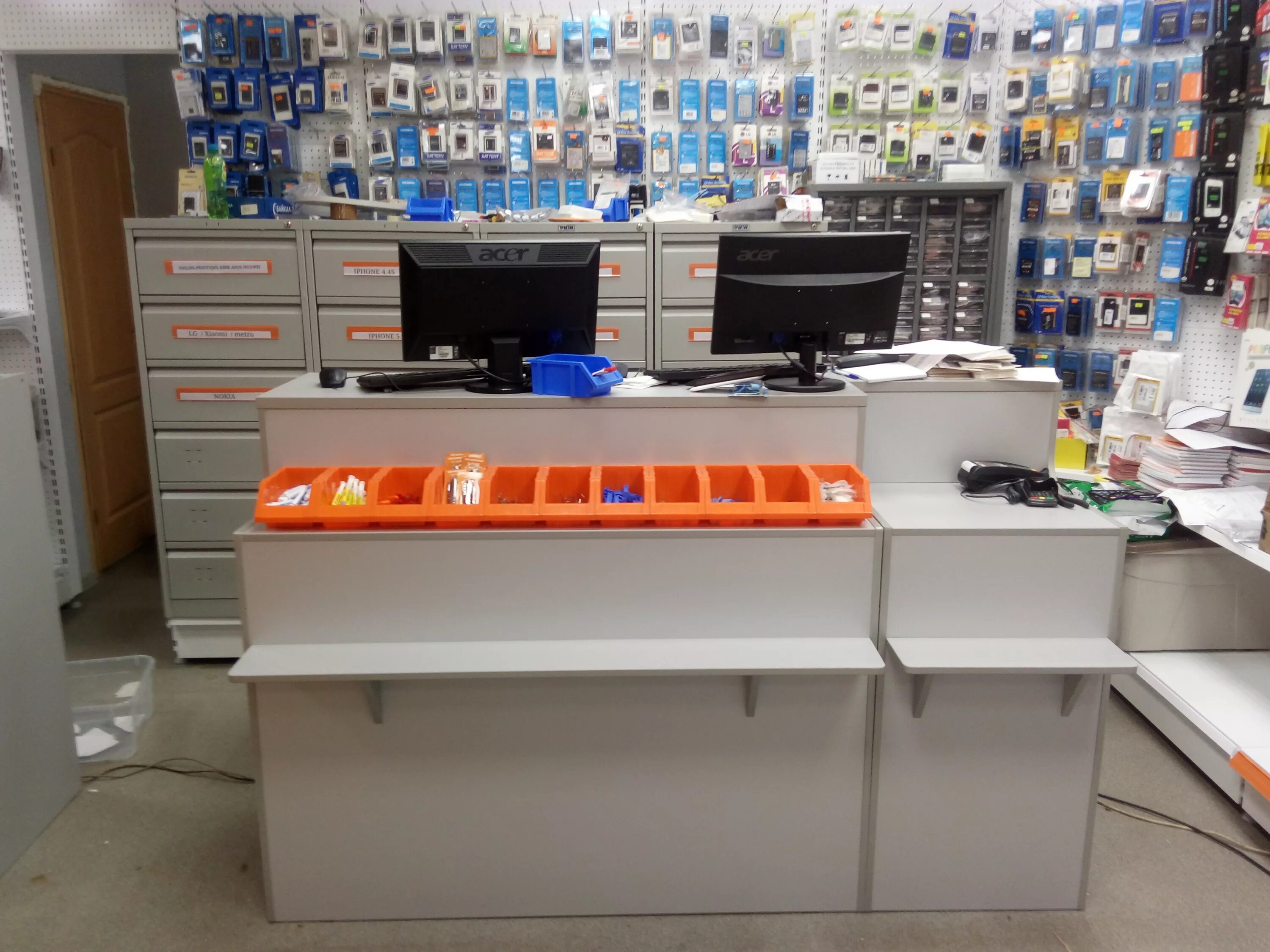 дизайнерская касса для строительного магазина. кассовый прилавок для магазина. кассовая зона в магазине продуктов. оборудование для прикассовой зоны минимаркета. кассовая зона в магазине.