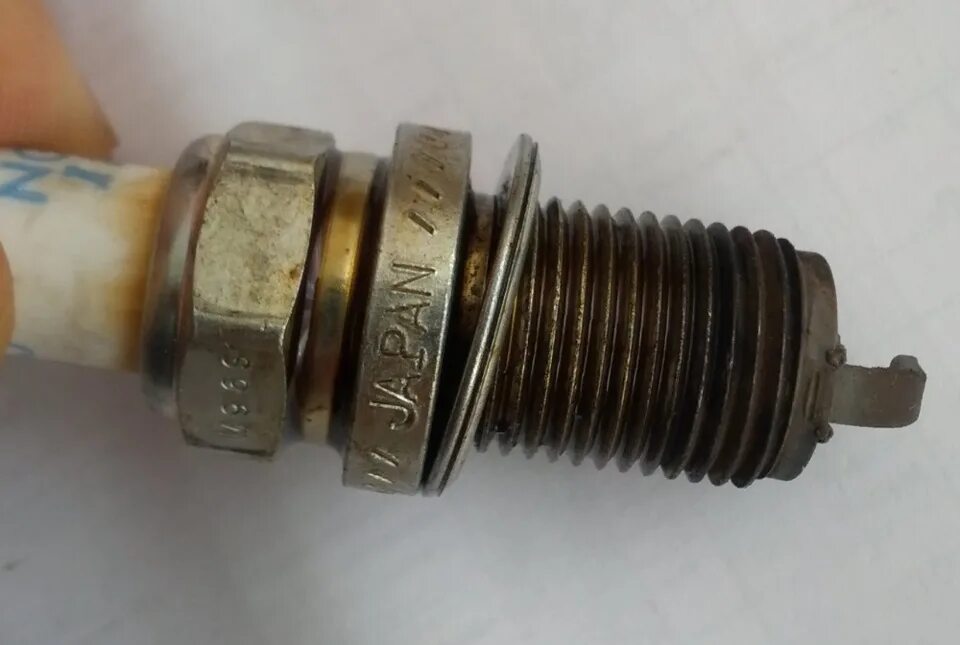 Мерседес свечи 4 цилиндровый. 4 свеча в масле. Уаз патриот масло на свече зажигания. 4 свеча в масле. Свечи зажигания ланос гбц.