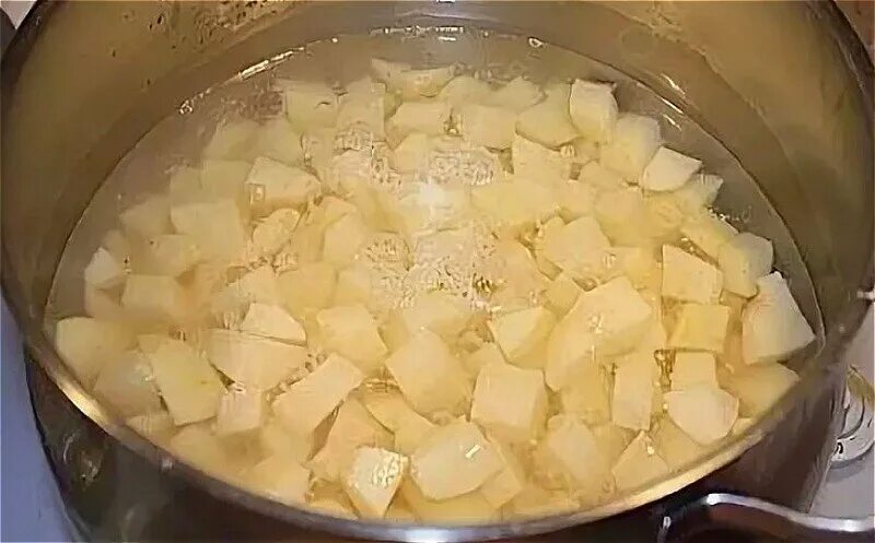 Картошку залило водой. Нарезанная картошка в кастрюле. Картофель нарезанный кубиками в кастрюле. Добавляем картофель в кипящую воду. Картошка кубиками в кастрюле.