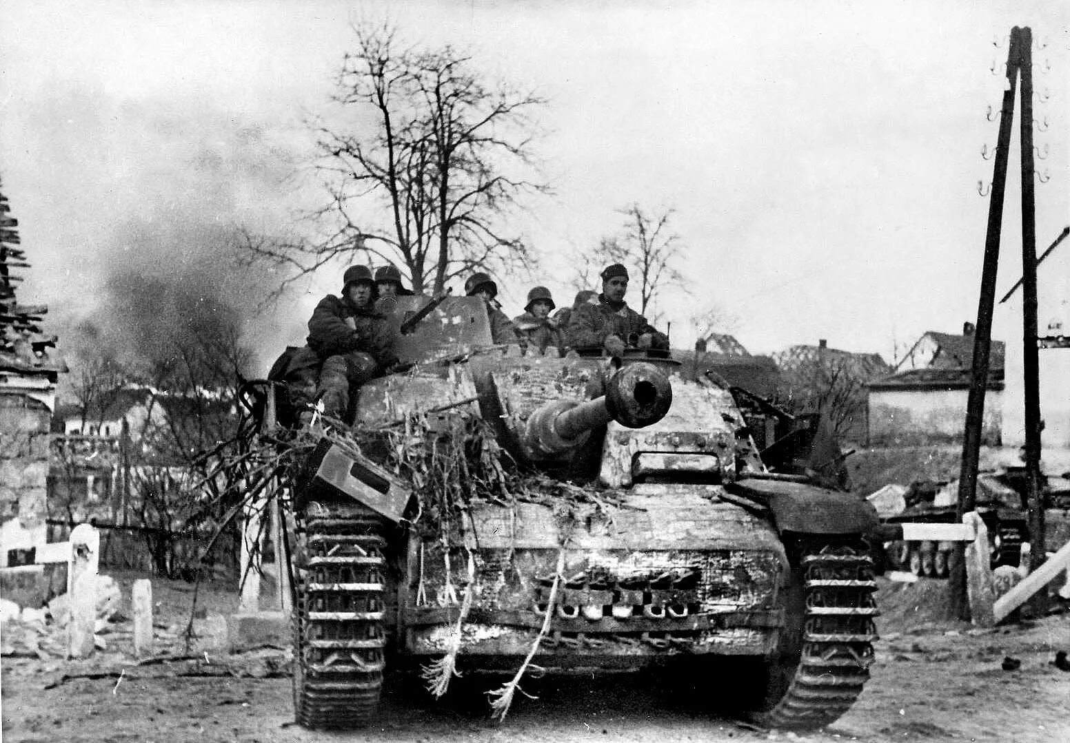 Наступление танковой дивизии. Битва у озера Балатон 1945. Операция Балатон 1945. Бои у озера Балатон январь март 1945 г. Венгрия Балатон бои 1945.