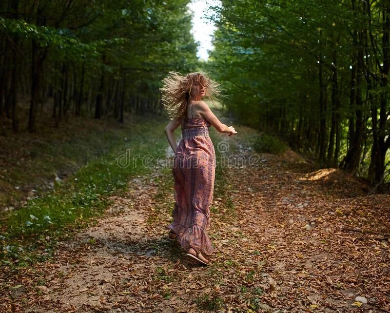 Девушка на пробежке в наушниках. Девочка бежала через. Девочка бежит вотермарка. Девочка бежит, сверкая коленками. Маленькая девочка бежит.