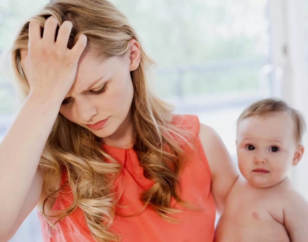 Tired baby. Боли молодых мам. Мама и больной ребенок. Уставшая женщина с детьми. Боли молодых мам.
