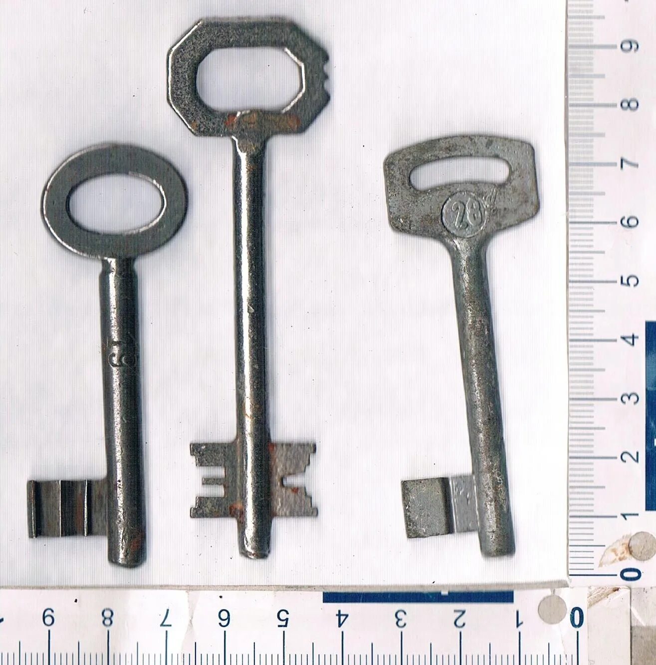 Ключ старого образца. Ключ замка Мак-3901005. Ключ для замка с двойной бороздкой 5мм. Ключ для электрошкафов Советский. Замок и ключ.