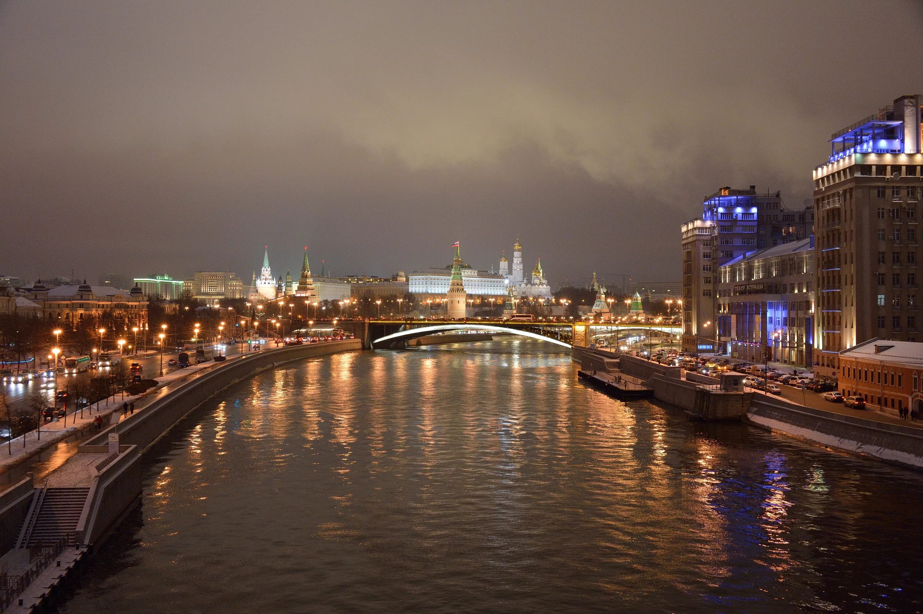Большая река в москве. Реки Москвы. Москва река в Москве. Кремлевская набережная Москва. Пречистенская набережная ночью.