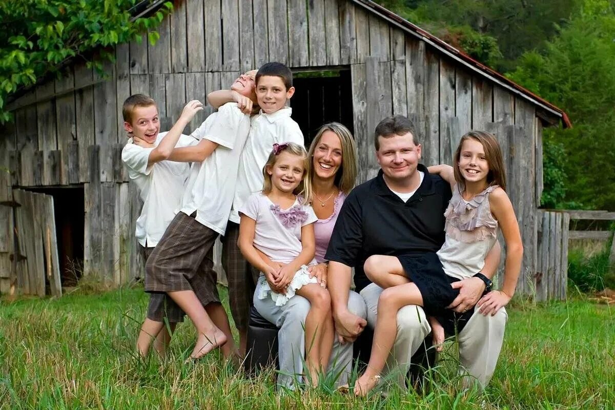 Деревенская семья. Большая семья. Современных семей в большом. Американская семья. Династия околот.