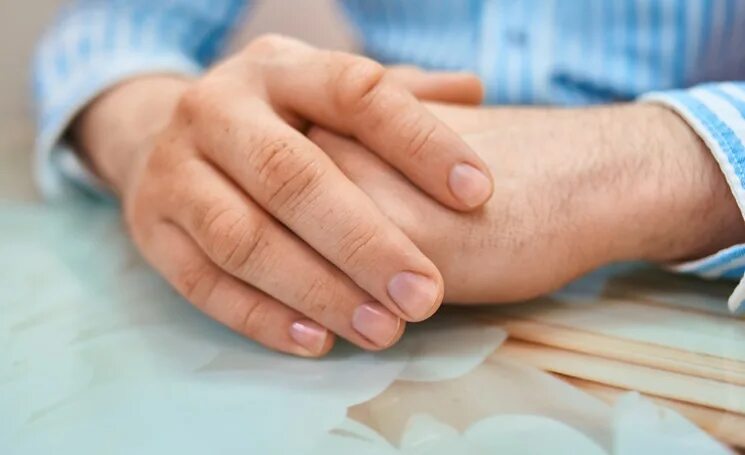 Его руки. Мягкие руки у мужчины характер. Рука мужчины и женщины ногти.
