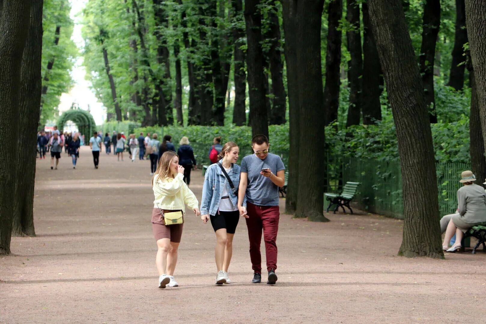 Гулять в настоящем времени. Люди в парке. Гулять в парке. Прогулка по парку. Пешие прогулки по городу.