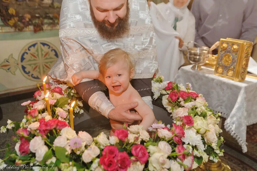 Украшение цветами крестины. С крещением малыша. Цветы на крещение. Украшение купели для крещения цветами. Украшение купели для крещения.