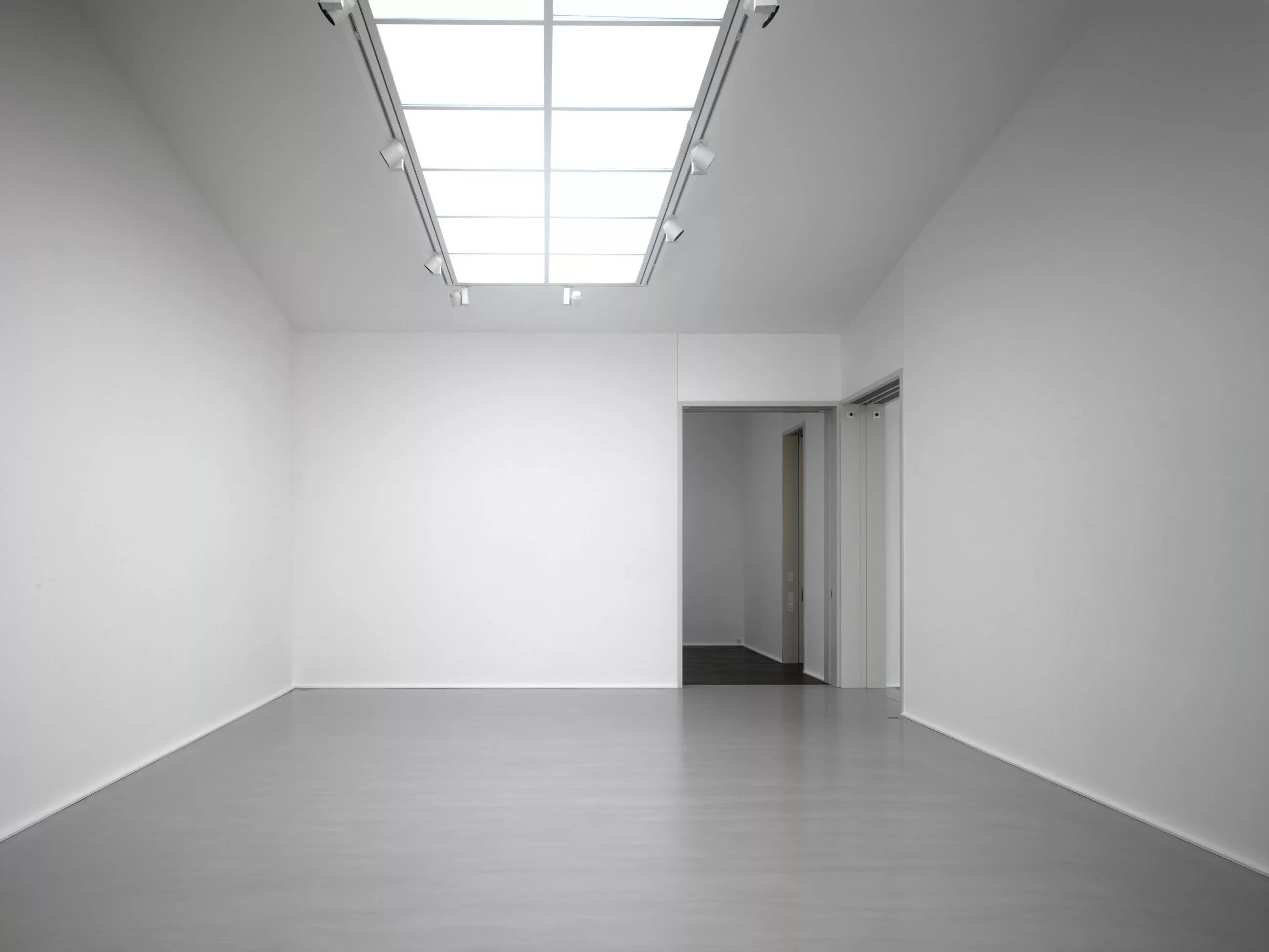 В квартире пустой какой. Пустая комната. Белое помещение. Серая комната пустая. Интерьер без мебели.