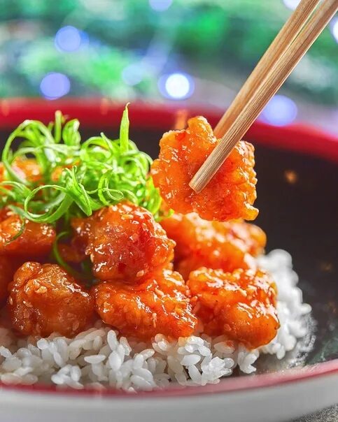 Кальмар в кисло-сладком соусе. Курица в кисло-сладком соусе. Курица по тайски в кисло сладком. Курица по тайски в кисло сладком. Курица в кисло сладком соусе с цукини.