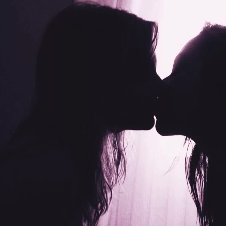 Две девушки любовь. Поцелуй девушек. Поцелуй двух девушек. Две девушки в темноте.