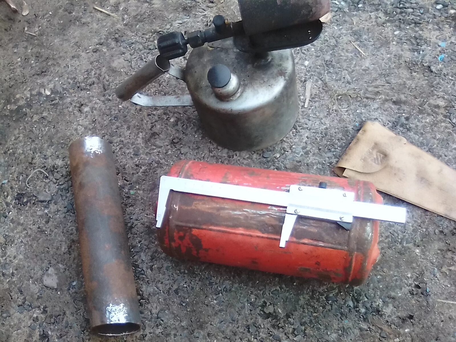 Водонагреватель из паяльной лампы. Подогрев двигателя трактора т 40 паяльной лампой. Подогрев поддона дт 75 паяльной лампой. Подогрев поддона дт 75 паяльной лампой. Подогрев паяльной лампой.