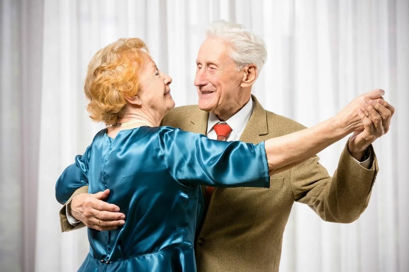 Старики молодые душой. Танцы для пенсионеров. Пожилые люди танцуют. Танцы пожилых людей. Танцы для пожилых.