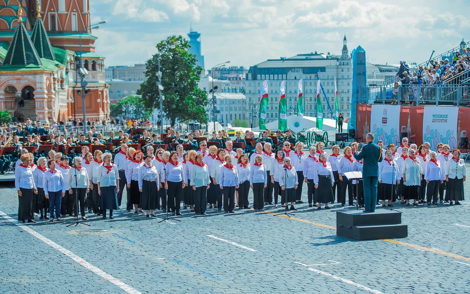 Долголетие тушино. Фестиваль Спасская башня в Москве. Большой сводный хор Московского долголетия. Московское долголетие выступление хора. Репетиция сводного хора Московского долголетия.