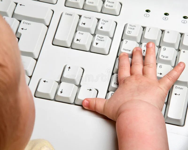 Мальчик бережно положил руки на клавиши закрыл. Руки на клавиатуре. Мужские руки на клавиатуре. Руки печатают на клавиатуре. Офисные руки на клавиатуре.