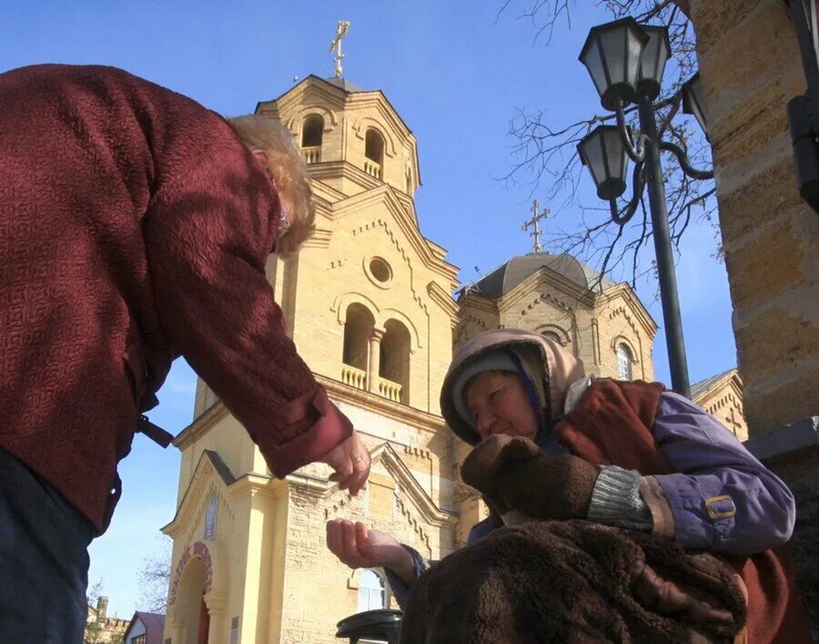 Нищий у храма. Попрошайки у храма. Подаяние в церкви. Нищие около церкви. Можно давать милостыню