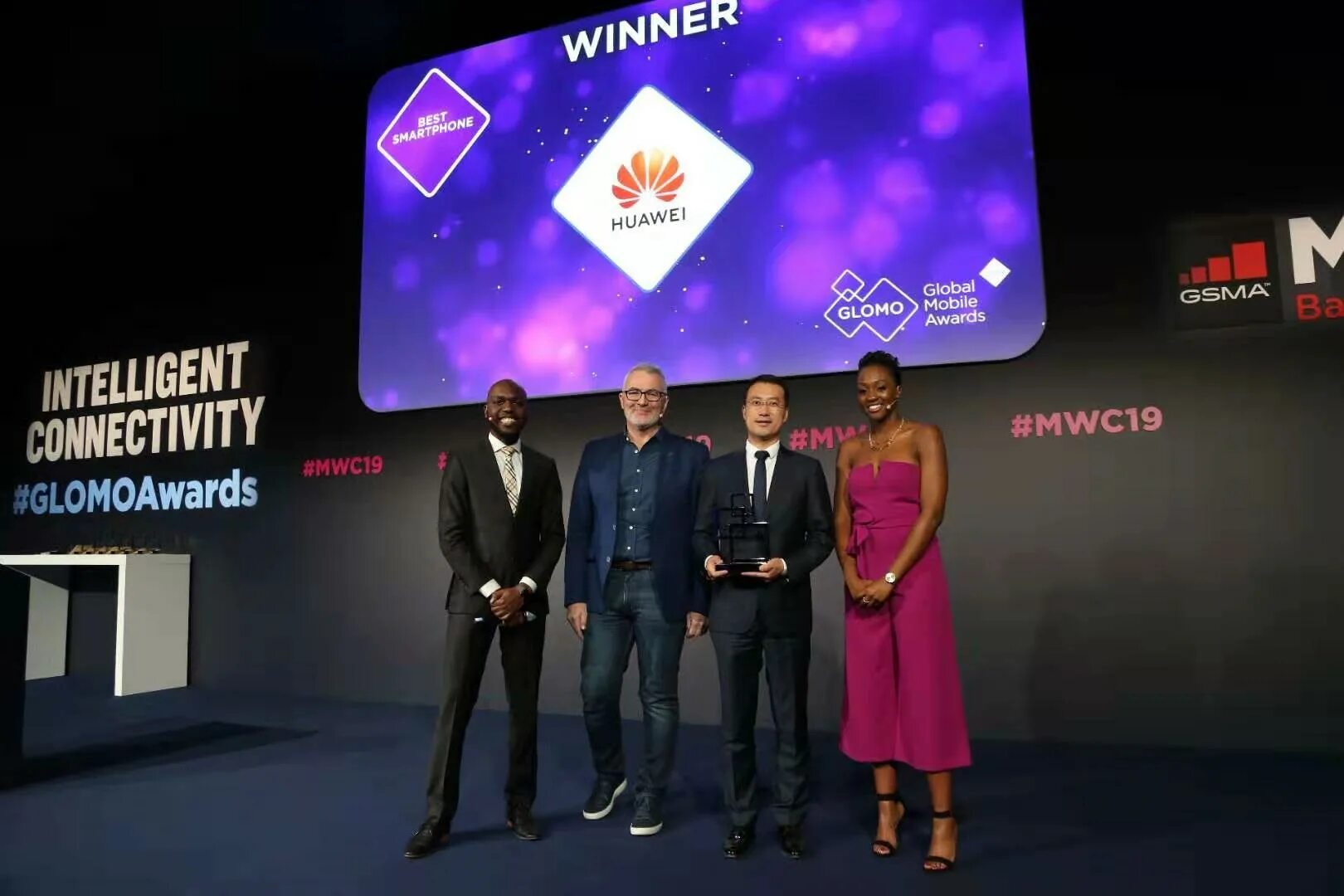 W glomos ru. Global mobile Awards смартфон. Huawei in Global. MWC Barcelona.