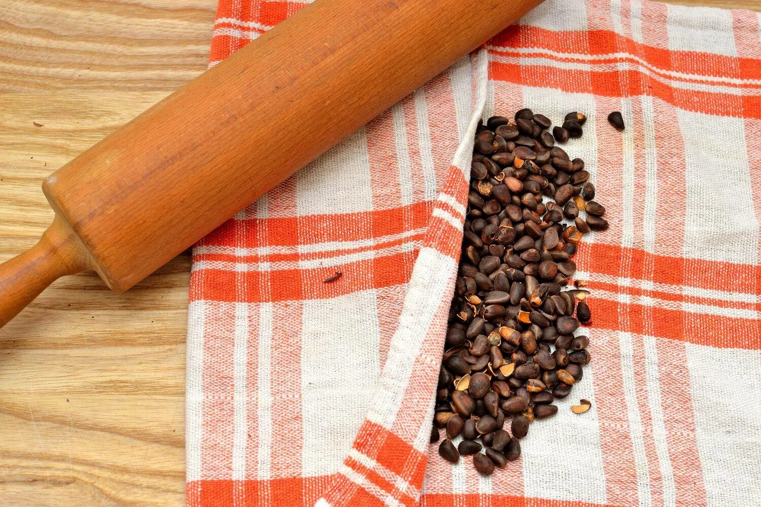 Как почистить кедровые. Процесс очистки кедрового ореха от скорлупы. Как чистить кедровые орехи от скорлупы. Очистка кедровых орехов от скорлупы. Как почистить кедровые.