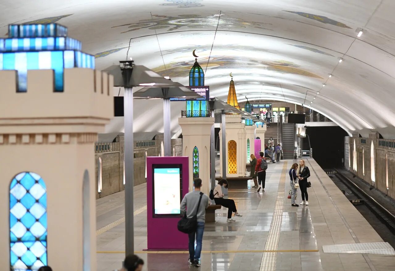 Станции метро казань. Казанское метро станция кремлевская. Метро кремлевская казань. Казанский метрополитен 2005. Казанский метрополитен станция кремлевская.