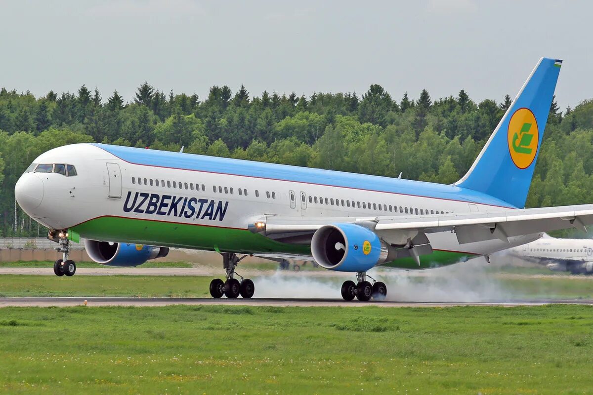Uzbekistan airways рейсы. Узбекские авиалинии 767-300. Самолёт Боинг 767-300 Узбекистан. Узбекистан авиакомпания хаво йуллари. 777 300 Боинг Uzbekistan Airways.