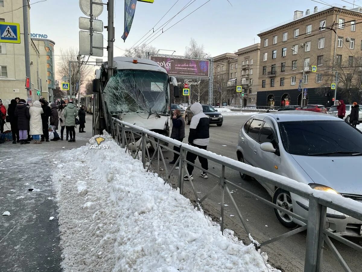 2010 декабрь 23. ДТП на Красном проспекте Новосибирск. 64 Автобус ДТП Новосибирск. ДТП С автобусом Новосибирск. ДТП Новосибирск сейчас.