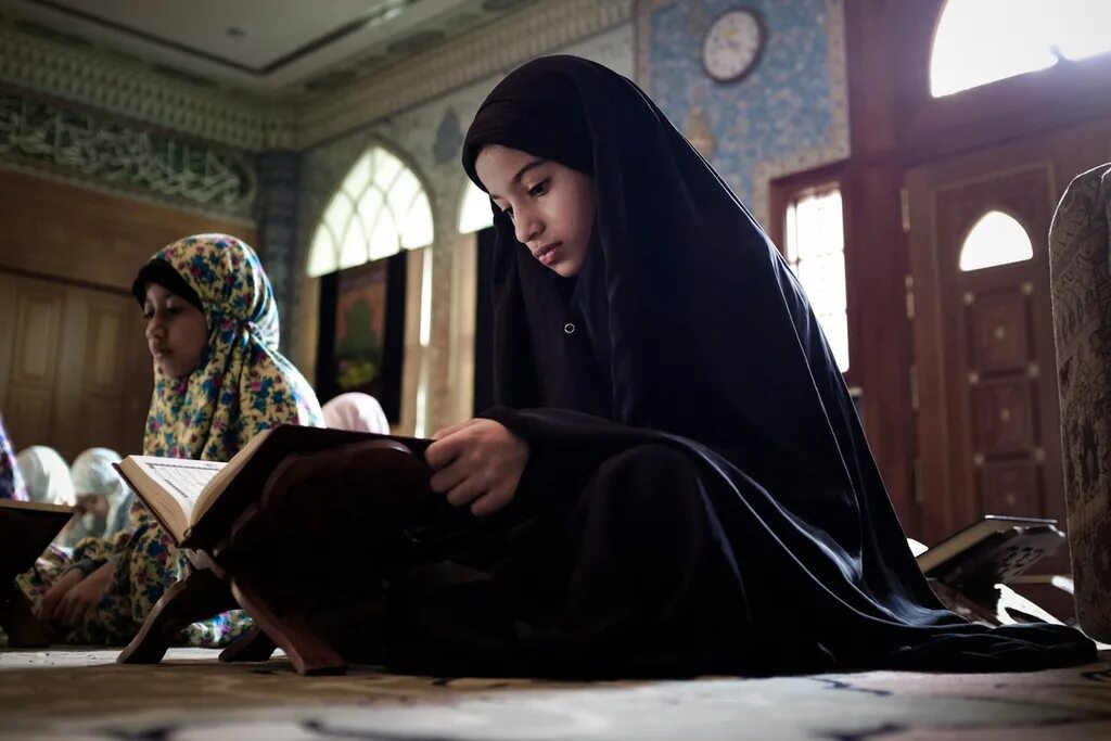 Мусульманские женщины. Мусульманские женщины молятся. Мусульманка молится. Женщина в Исламе. Дом в исламе сон