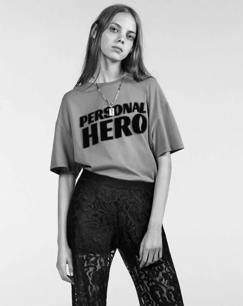 Page young. Zara футболки с девушками. Page young одежда производитель. Футболка в стиле ретро Zara. Be young одежда.