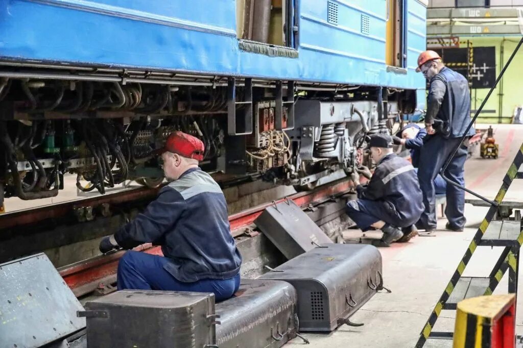 Подвагонное оборудование 81-717. Оборудование для вагонов метрополитена. Мойщик подвагонного оборудования. Подвагонное оборудование вагона метро. Оборудование метрополитен