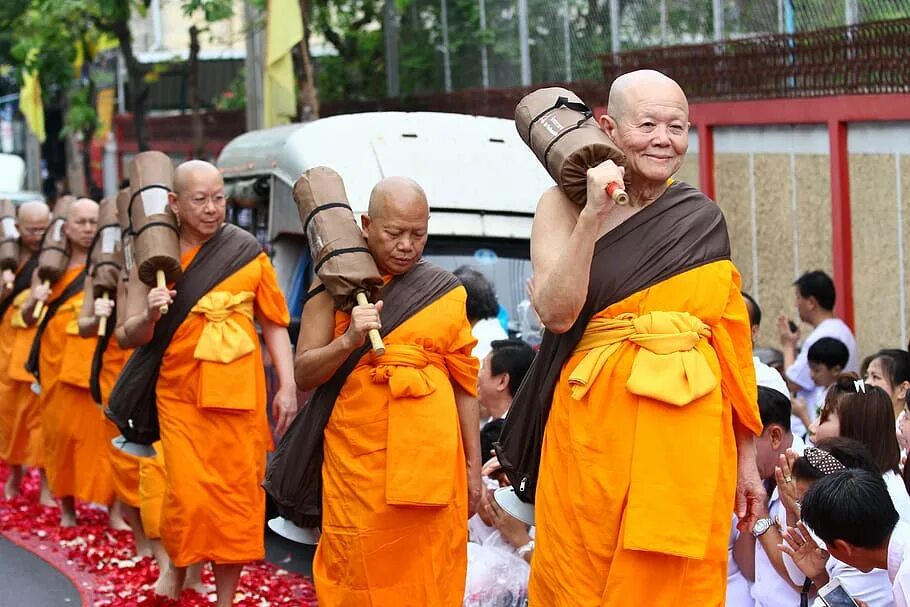 Буддисты. Праздник Бун-Катхин. Буддизм махаяна монахи. Хинаяна монахи. Кашая буддизм.