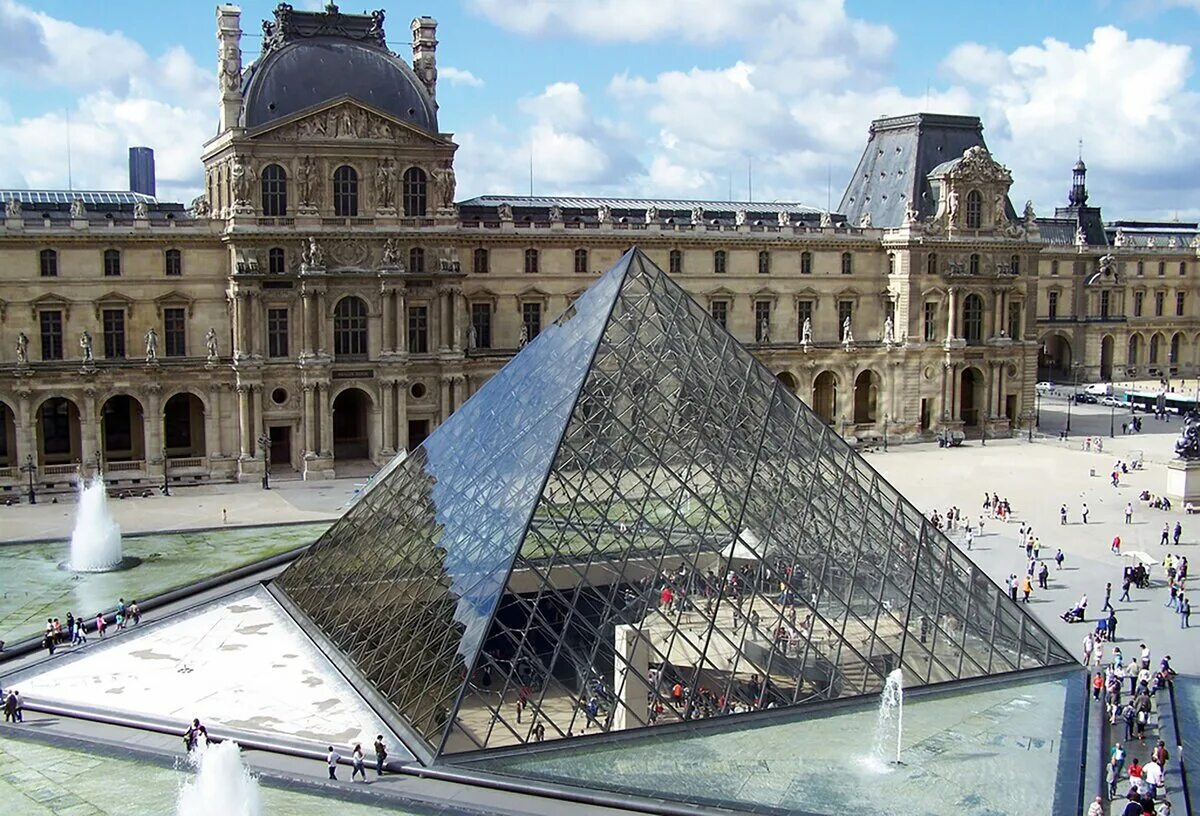В каких странах находятся музеи. Лувр стеклянная пирамида. Бэй Юймин. Пирамида Лувра. Пирамида Лувра в Париже, Франция. Пирамида музей Лувр.