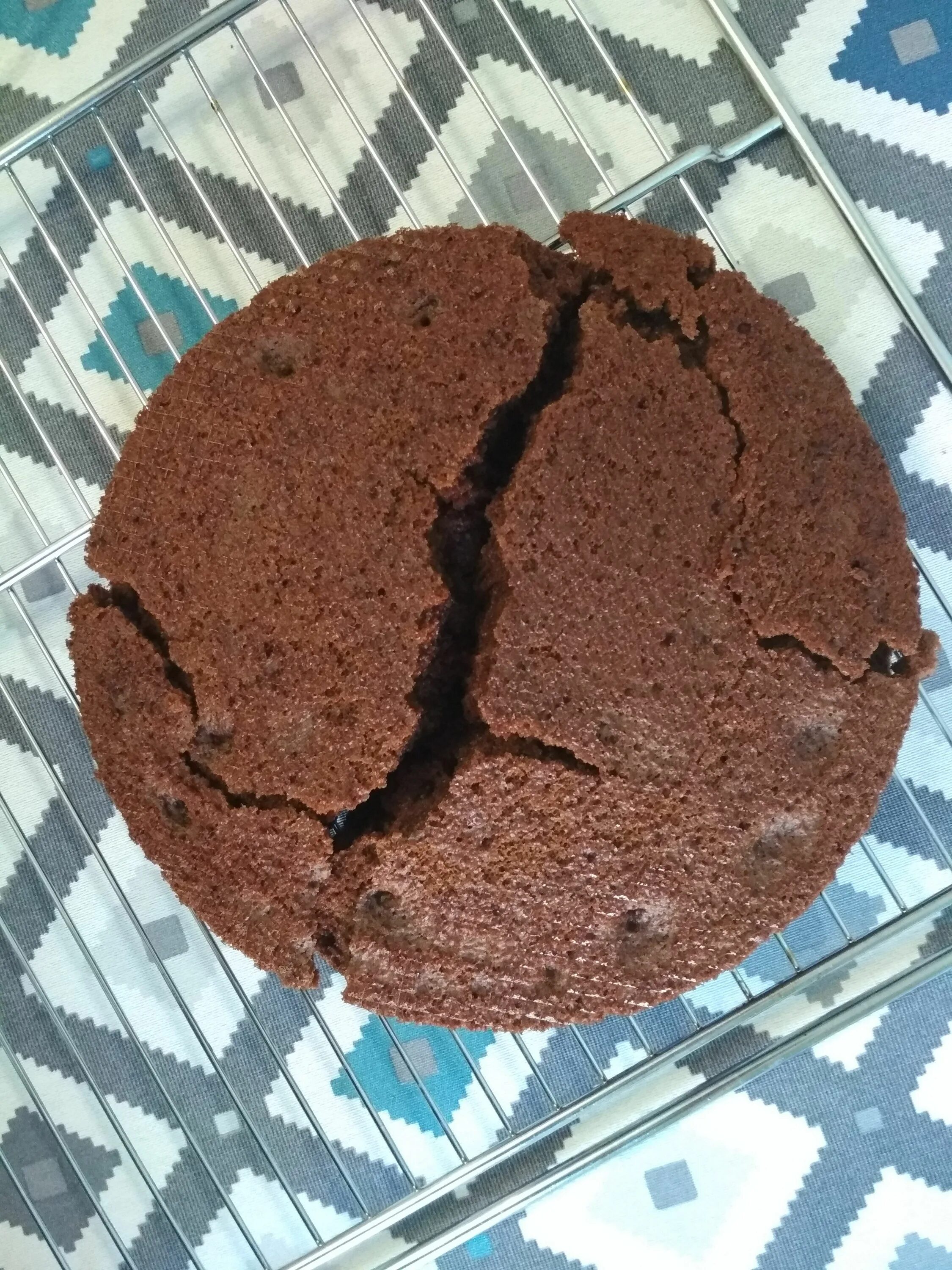 Плохой бисквит. Развалился бисквит. Бисквит сломанный. Торт шоколад на кипятке. Торт сверху поломанный бисквит.