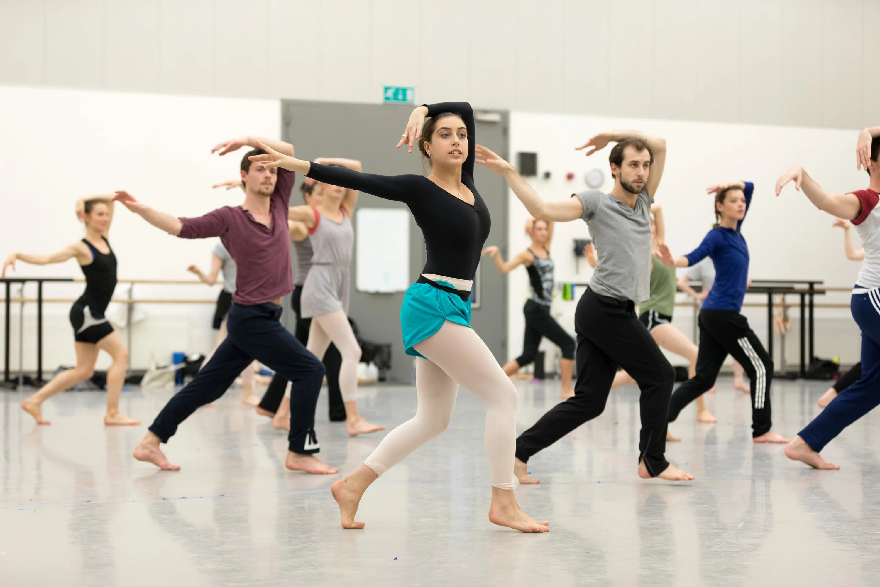 Doing dance. Занятия танцами. Уроки танцев. Танцевальные занятия в зале. Танцевальные классы.
