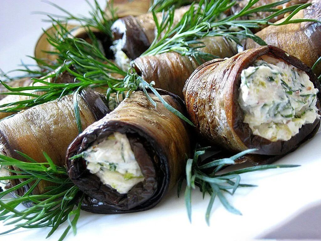 Рецепт баклажанов рулетиками с орехами. Фаршированные баклажановые рулетики. рулетики баклажановые с грецким орехом и сыром. рулетики из баклажанов с сыром фета. рулеты из баклажанов с сыром и чесноком.