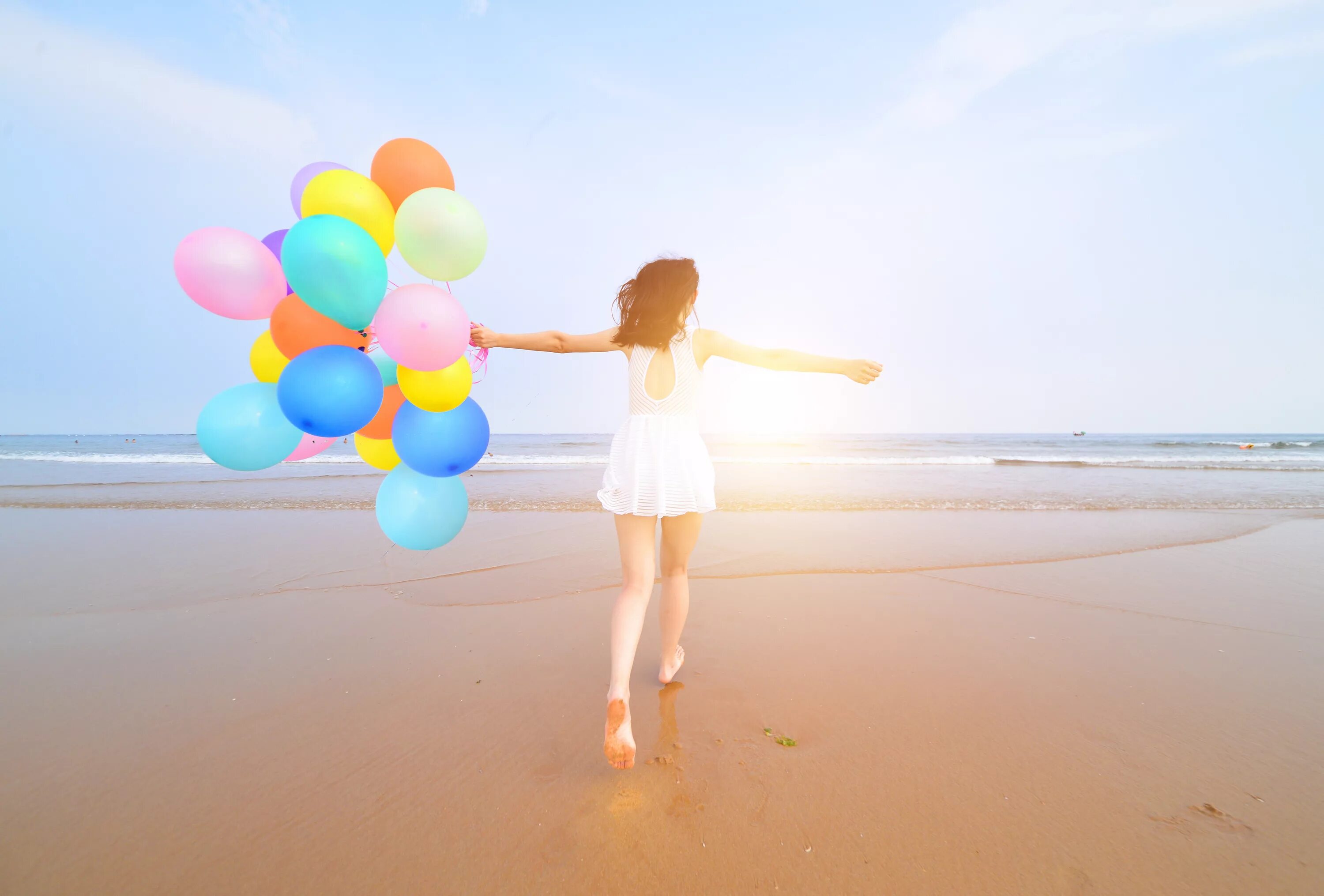 Красивые обои для лета для девочек. Счастье у моря. Счастливая девушка. Девушка с шариками. Воздушные шарики лето.