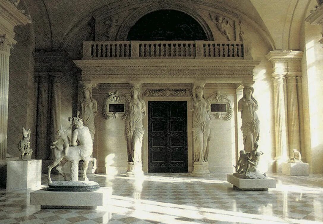 Зал древностей. Зал кариатид в лувре. лувр античный зал.