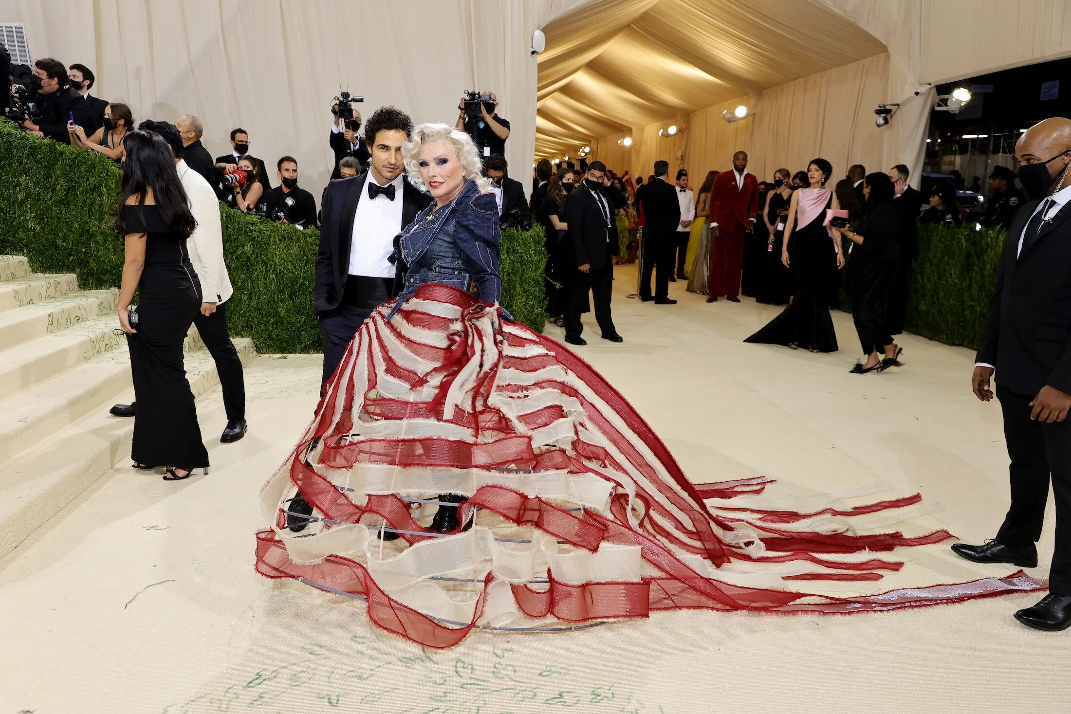 Что такое met gala. Met gala 2021 билли айлиш. шаламе met gala 2021. бал института костюма met gala.