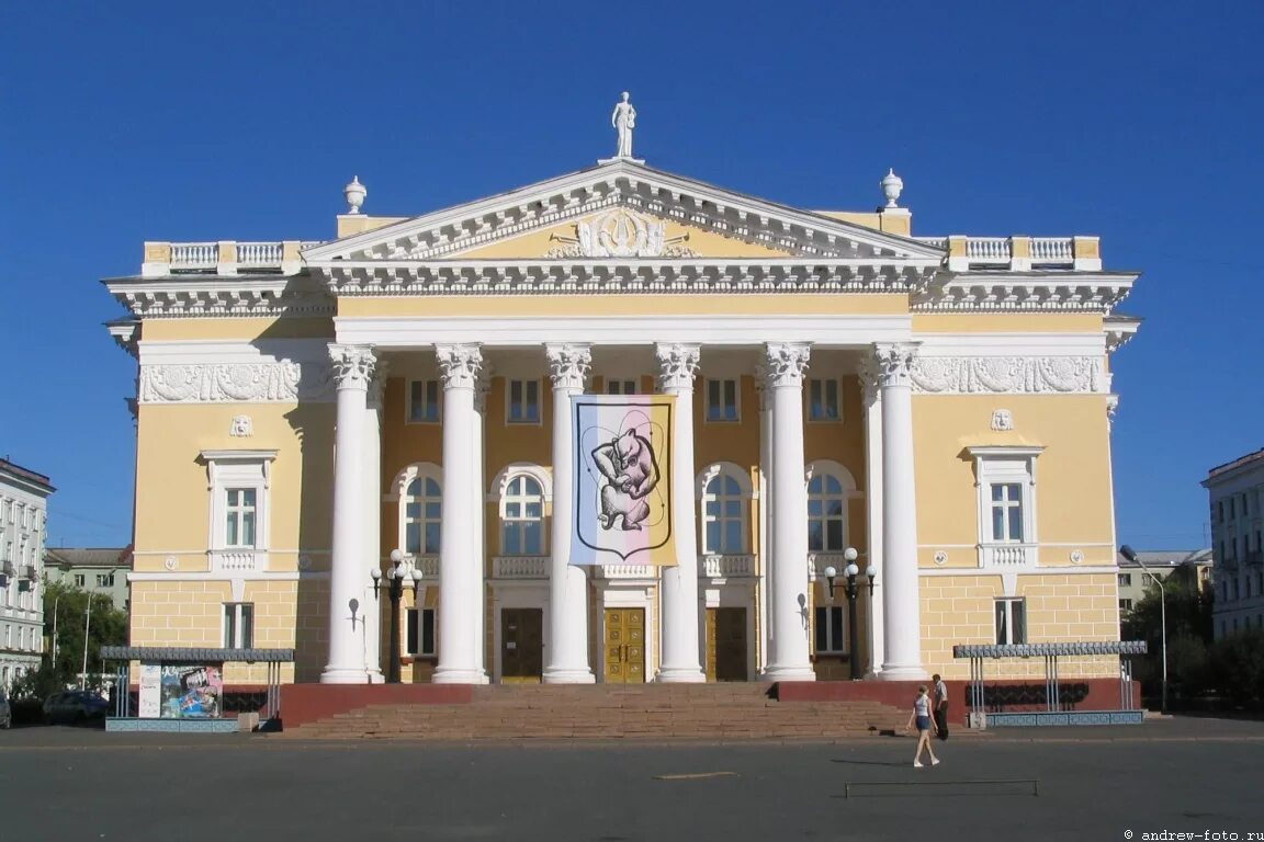 Железногорск красн край. Театр Железногорск Красноярский край. Дом культуры Железногорск Красноярский край. Театр оперетты Железногорск Красноярский край. Дворец культуры в городе Железногорск Красноярский край.