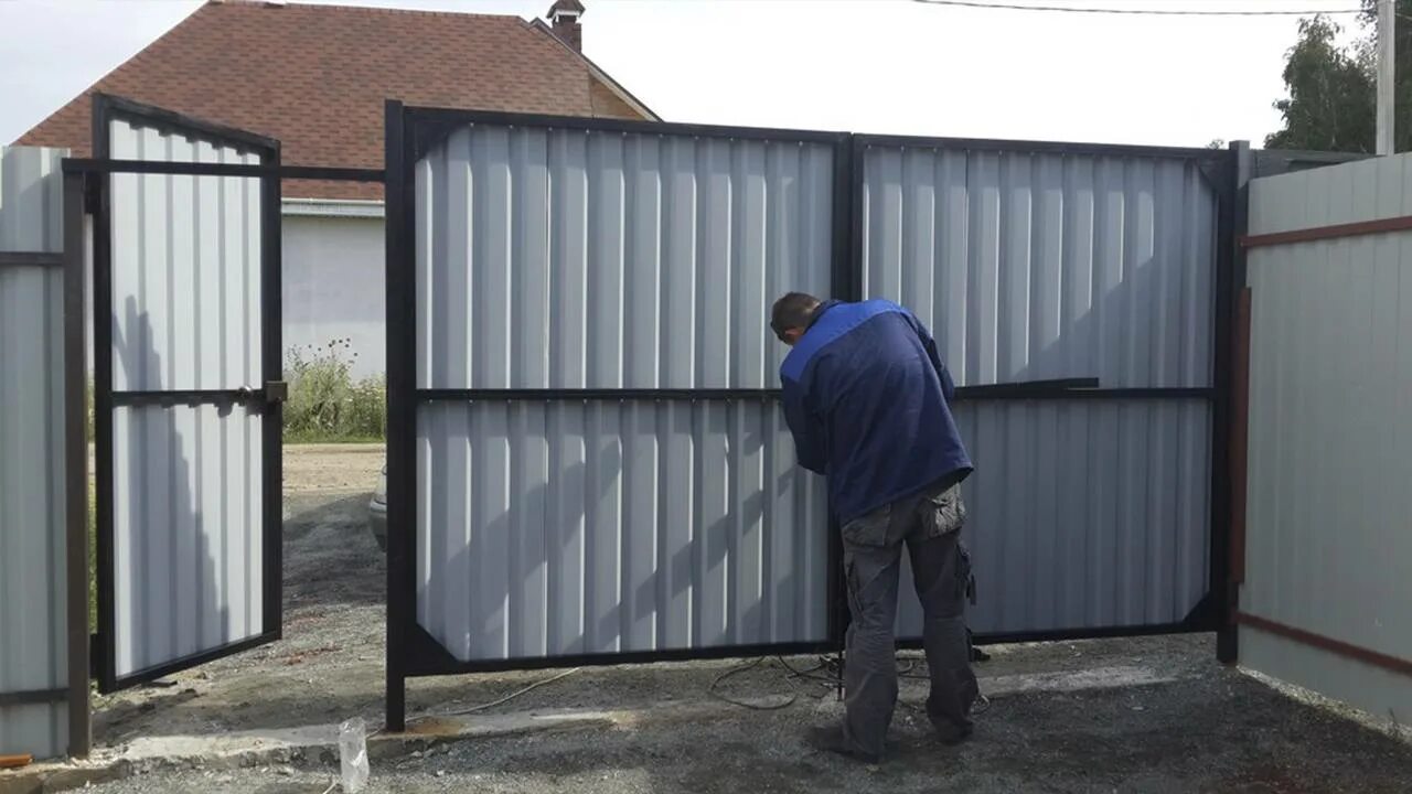 Забор профтрубы профнастила. Ворота из профнастила с калиткой. ворота распашные из профиля. ворота из профильной трубы. ворота распашные каркас.