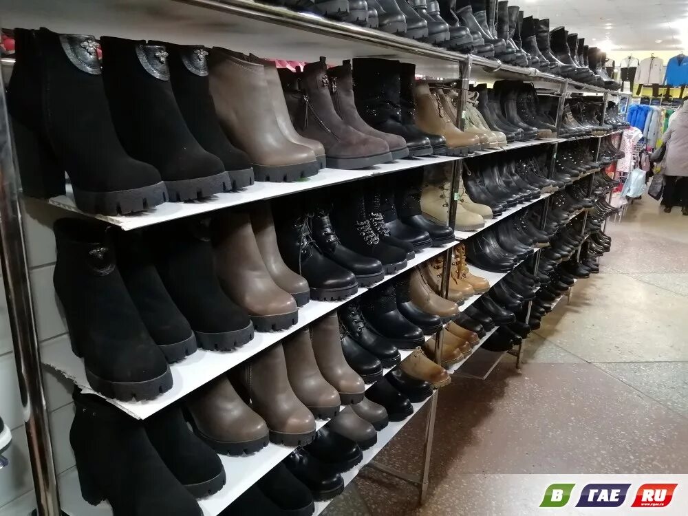 Планета одежда обувь каталог товаров. Эконом одежда и обувь. Магазин одежды и обуви. Магазин эконом одежда и обувь. Обувь эконом.