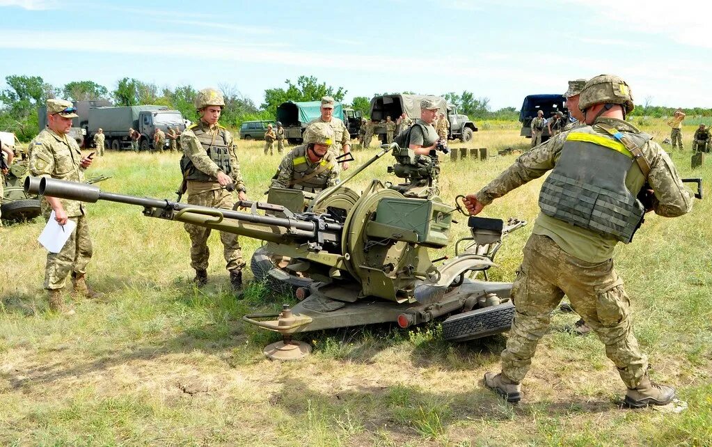 06. Ak vs24. 06. Урал 63706 торнадо у. Российский солдат на параде.