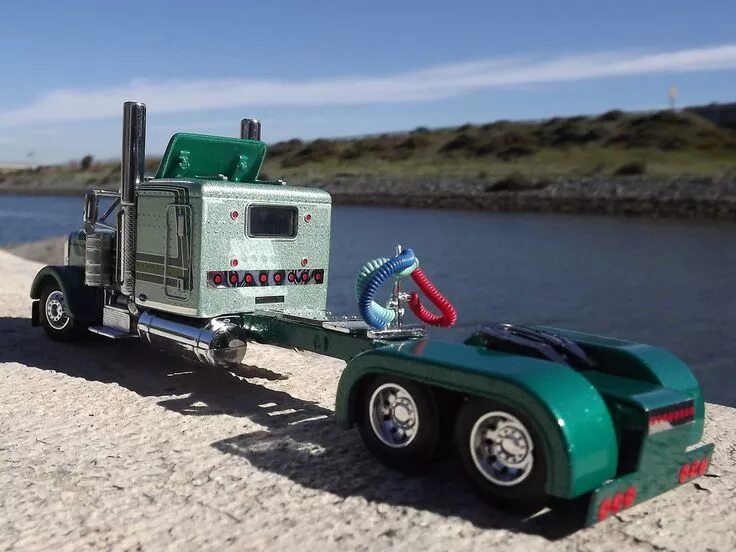 Peterbilt 379 custom. Peterbilt 389 custom tuning. Лоурайдер грузовик. Кастом трак белоруссия. Камаз кастом трак.