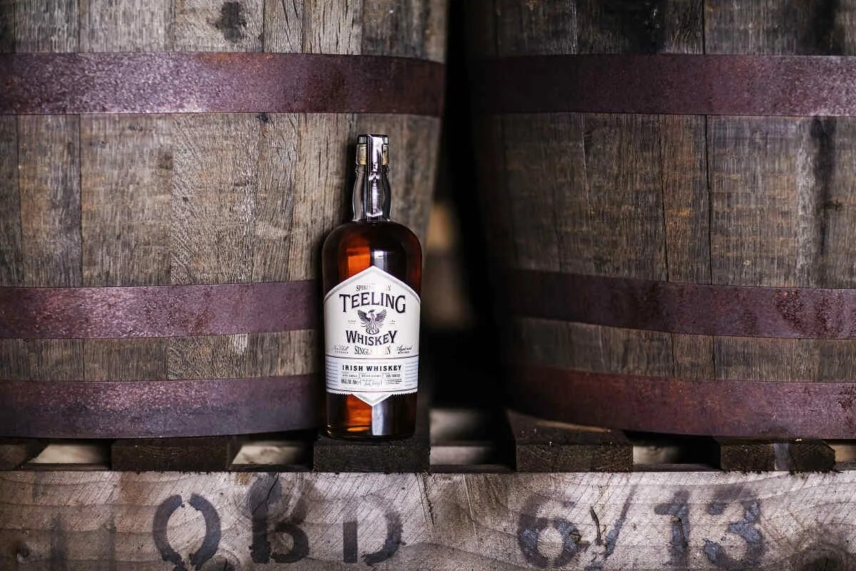Irish whiskey the galtee mountain. Teeling Irish Whiskey. Виски Тилинг Distillery. Виски dellinchene. Тилинг фото.