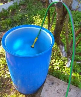 Полив из бочки шлангом и пластиковой бутылки