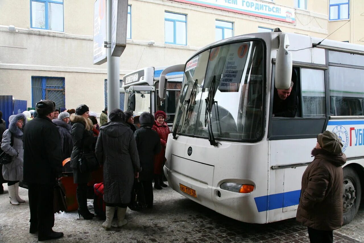 Автобусы межгород кемерово. Межгородской автобус. Междугородный автобус и пассажиры. Автобус Ленинск-Кузнецкий. Пригородные автобусы большие.