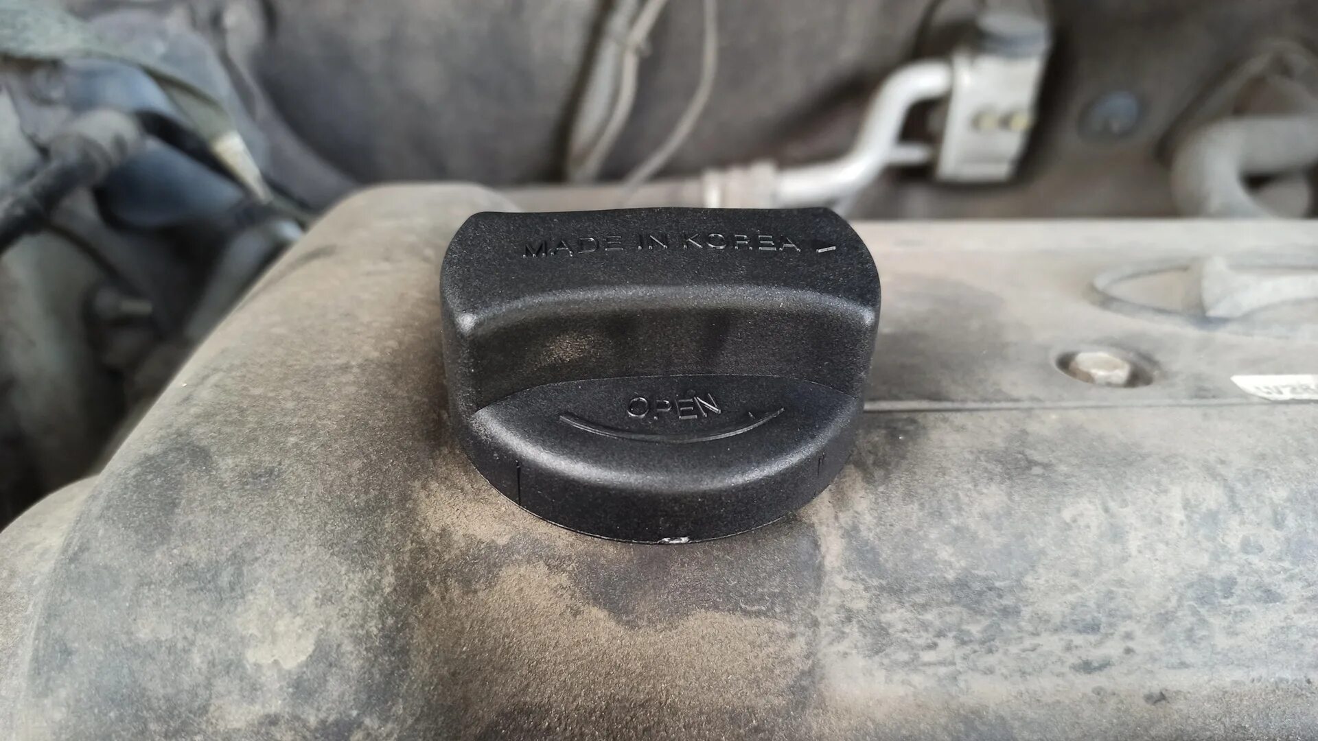 205591755 крышка маслозаливной горловины 1. Крышка масла солярис. Крышка маслозаливной горловины hyundai/kia. Маслозаливная крышка акцент тагаз. Хендай солярис ржавчина на крышке радиатора.