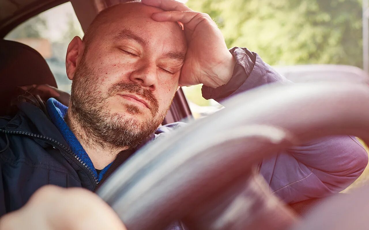 Уставший водитель. Сонный водитель. Уснул за рулем. Сильное утомление за рулем.